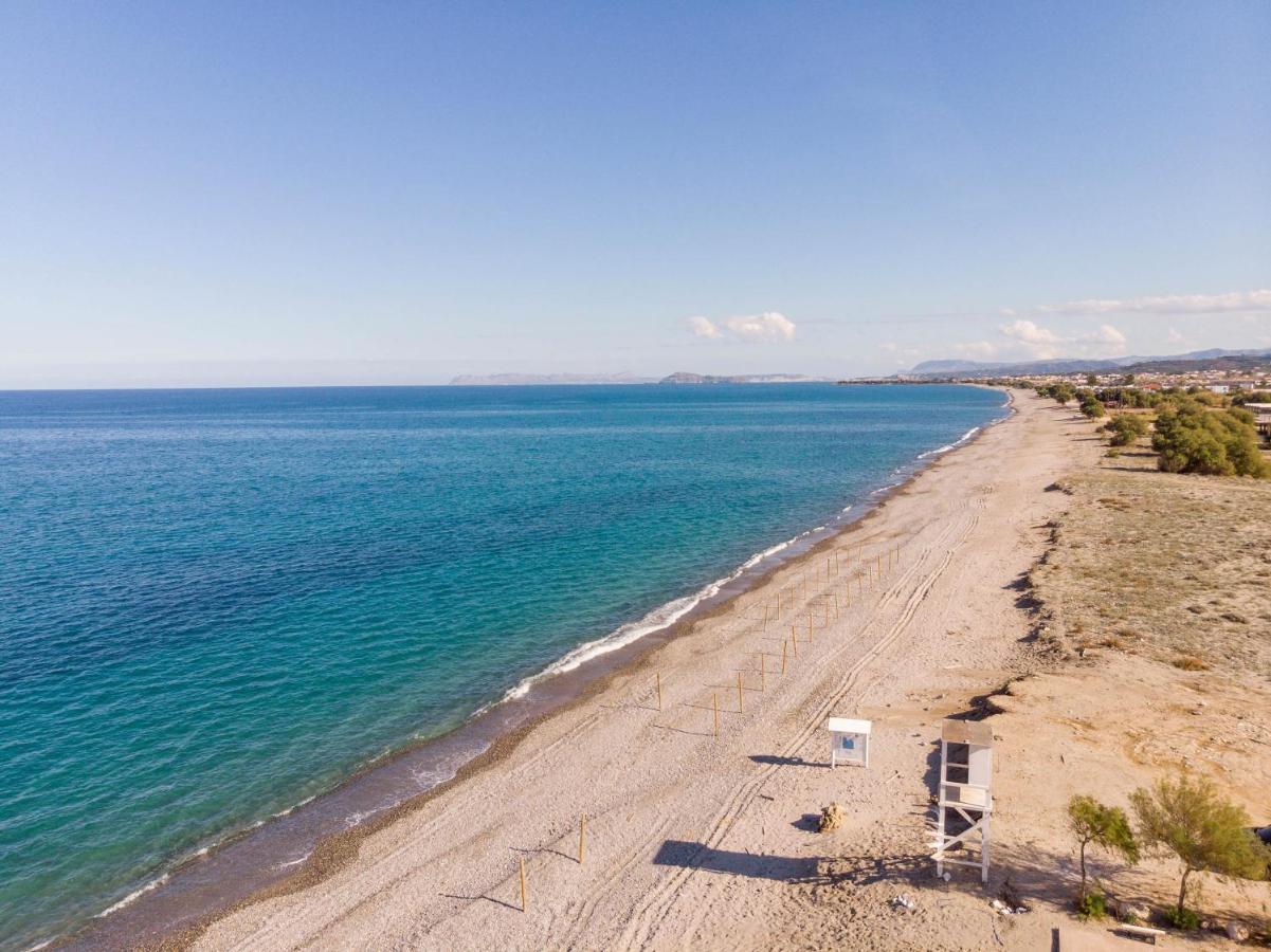 Floral Beach Apt With Lux Extras & Special Treats Колімварі Екстер'єр фото